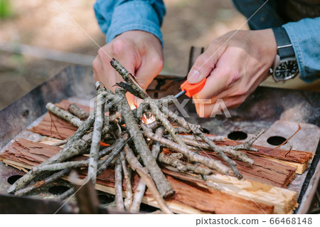 Camping fun healing bonfire Camping fun healing bonfire 66468148