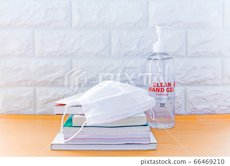 圖書館電暈措施,口罩和消毒劑的圖像 圖書館電暈措施,口罩和消毒劑的圖像 66469210