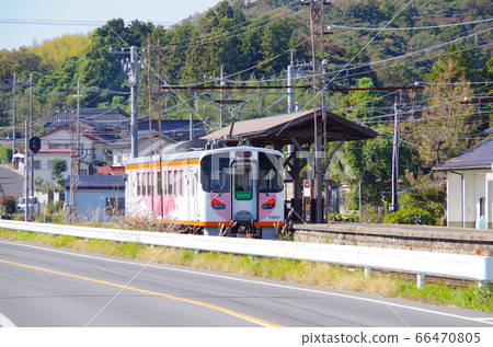 靜landscape的風景，您可以看到復古車站的故鄉以及沿著新吉湖沿國道行駛的市田火車……島根縣松江市（晴天） 66470805