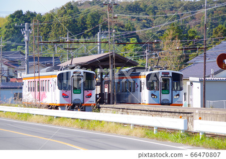 A quiet landscape where you can see the home of a retro station and the Ichibata train that runs along the national road along Lake Shinji… Matsue City, Shimane Prefecture (sunny) 66470807