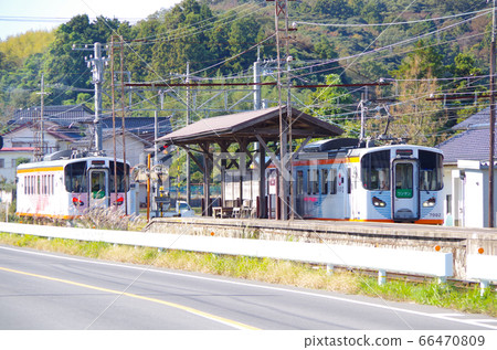 A quiet landscape where you can see the home of a retro station and the Ichibata train that runs along the national road along Lake Shinji… Matsue City, Shimane Prefecture (sunny) 66470809