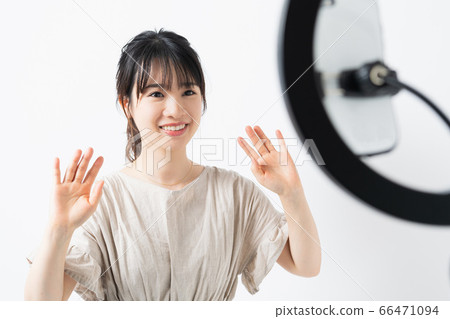 Young women delivering live 66471094