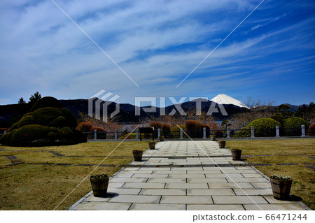 Hakone Park (Prefectural Onshi Hakone Park), Kanagawa, Hakone Town, Central Square, A view through the passage located in the symmetry (2) Hakone Park (Prefectural Onshi Hakone Park), Kanagawa, Hakone Town, Central Square, A view through the passage located in the symmetry (2) 66471244
