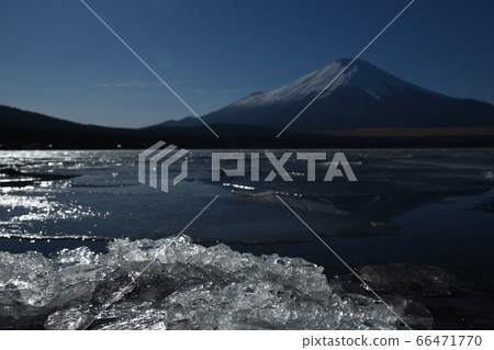 在山中湖的冰和富士山 66471770