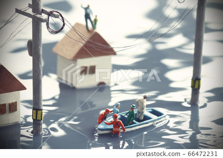 被洪水淹沒的城鎮和救生艇營救的西洋鏡景觀 66472231