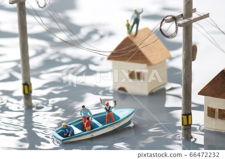 被洪水淹沒的城鎮和救生艇營救的西洋鏡景觀 66472232