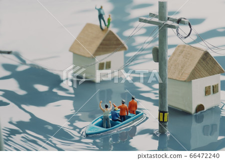 被洪水淹沒的城鎮和救生艇營救的西洋鏡景觀 66472240