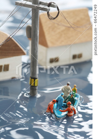 被洪水淹沒的城鎮和救生艇營救的西洋鏡景觀 66472249