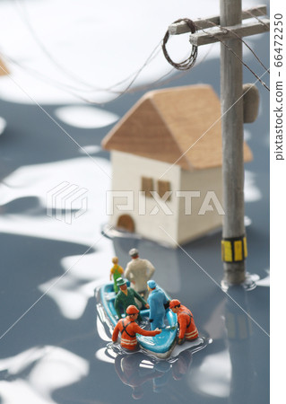 被洪水淹沒的城鎮和救生艇營救的西洋鏡景觀 66472250