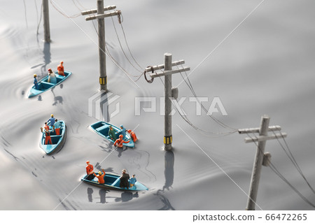 被洪水淹沒的城鎮和救生艇營救的西洋鏡景觀 66472265