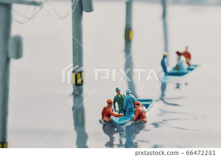 被洪水淹沒的城鎮和救生艇營救的西洋鏡景觀 被洪水淹沒的城鎮和救生艇營救的西洋鏡景觀 66472281