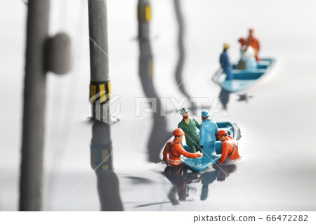 被洪水淹沒的城鎮和救生艇營救的西洋鏡景觀 66472282