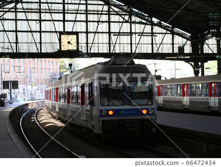 火車在法國巴黎圣拉扎爾站 火車在法國巴黎圣拉扎爾站 66472434