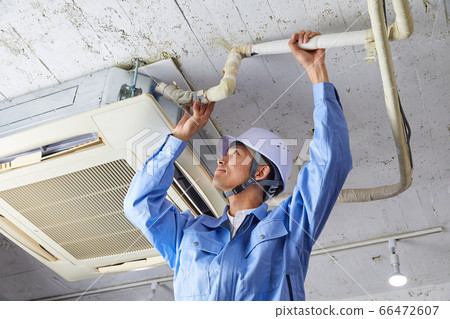 修理商用空調的工作服的商人 66472607