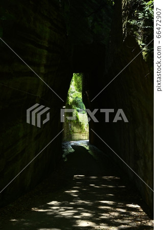 穿過燈籠山坡的隧道 穿過燈籠山坡的隧道 66472907