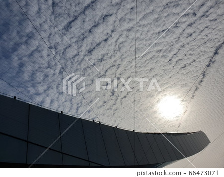 建築物和雲與陽光 建築物和雲與陽光 66473071