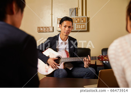 彈吉他的一個年輕人 66473914