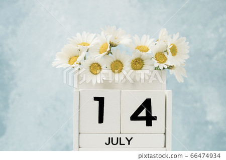 White cube calendar for july decorated with daisy White cube calendar for july decorated with daisy 66474934
