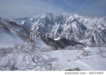 從山附近的鞍看到的霜和雪。 從山附近的鞍看到的霜和雪。 66474990