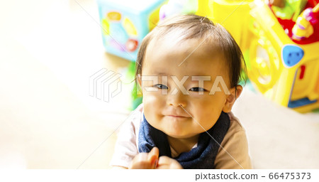 從上方拍攝的孩子的眼睛看起來很可愛的笑容 從上方拍攝的孩子的眼睛看起來很可愛的笑容 66475373