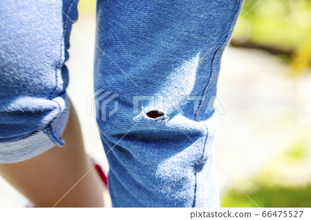 開孔並在步行者的褲子膝蓋中復制空間 開孔並在步行者的褲子膝蓋中復制空間 66475527