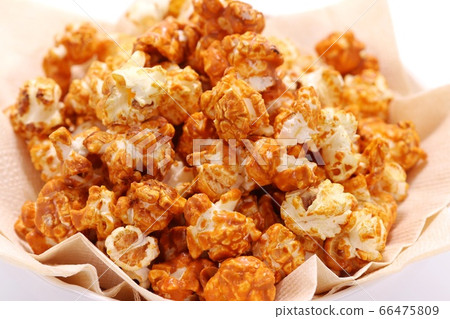 Caramel-flavored popcorn isolated on white background 66475809