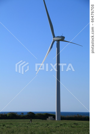 Power generation windmill against blue sky [Single unit] 66476708