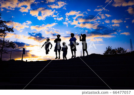 男孩飛翔的夕陽，寶塚山手台北公園 66477057