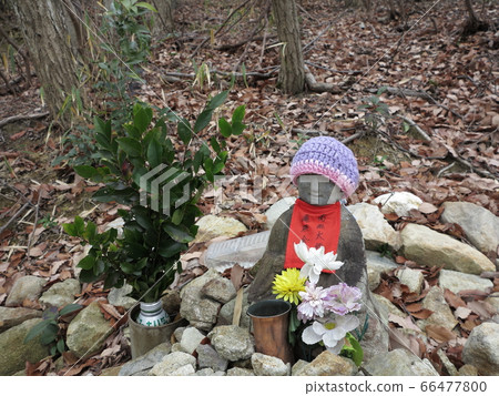 Jizo in the mountains 66477800