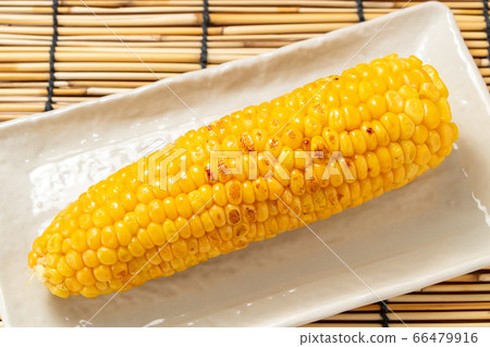 烤玉米（烤黃油醬油）。與盲人的夏天圖像。 66479916