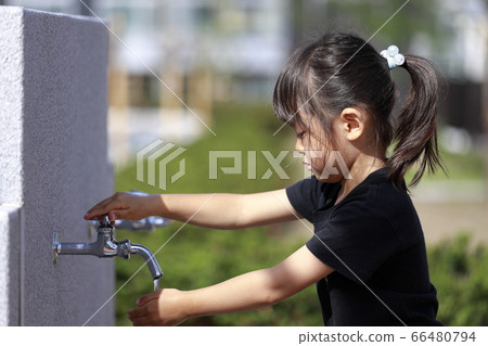 Girl washing hands in the park (5 years old) Girl washing hands in the park (5 years old) 66480794