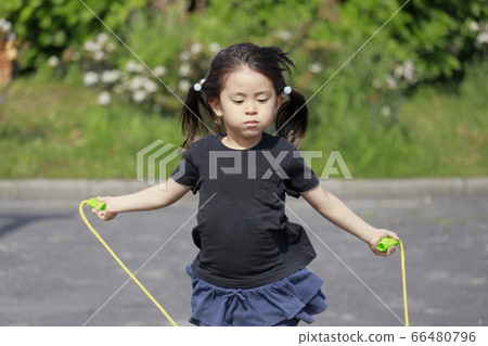 跳繩的嬰兒(5歲兒童) 跳繩的嬰兒(5歲兒童) 66480796