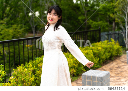 A woman wearing Ao-zai A woman wearing Ao-zai 66483114