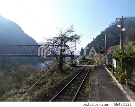 廢除前島根縣三重線埃平站的鐵路照片 66483121