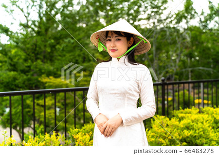 A woman wearing Ao-zai 66483278