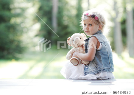Little girl with Teddy bear Little girl with Teddy bear 66484983