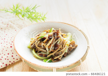 Enoki and cucumber sauce Enoki and cucumber sauce 66486121