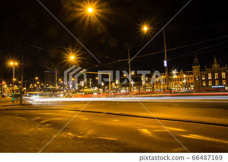 阿姆斯特丹,荷蘭的夜景歷史建築和流動的汽車燈 阿姆斯特丹,荷蘭的夜景歷史建築和流動的汽車燈 66487169