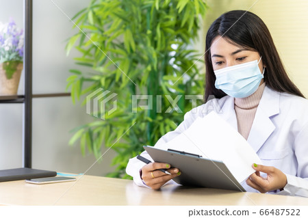 Doctor working Doctor working 66487522