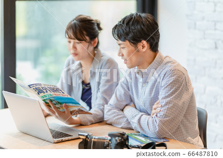 男人和女人在看旅行手冊時制定計劃 66487810