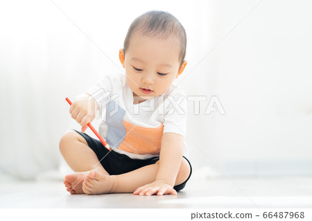 A child playing on the floor 66487968