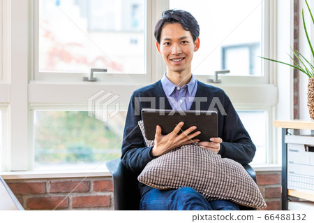 放鬆和在家看片劑的人 66488132