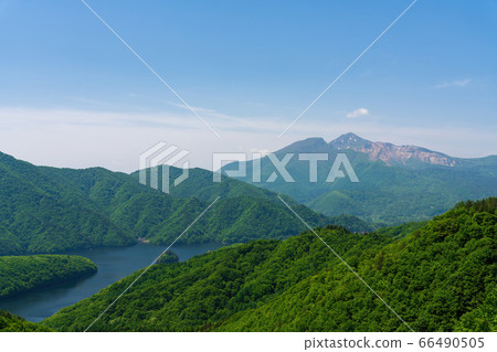 萬代Azuma Lakeline初夏的景色，秋本湖和福島縣北足原村的萬代山 66490505