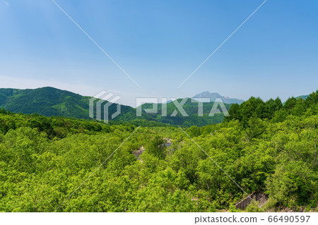 萬代初代的Bandai Azuma Lakeline風景，新鮮的綠色森林和福島縣豬苗代市Bandai山 66490597