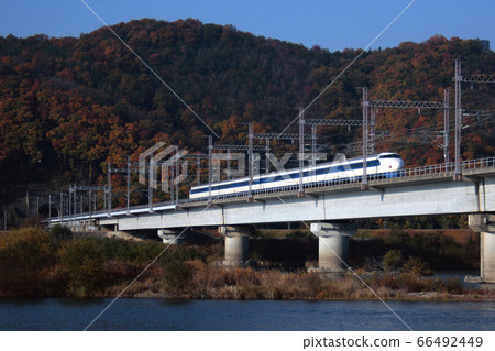 Sanyo Shinkansen Series 0 (reprinted painting) that crosses the autumnal Yoshii River Sanyo Shinkansen Series 0 (reprinted painting) that crosses the autumnal Yoshii River 66492449