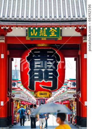 日本東京的城市景觀:淺草千代門的大型燈籠,經過七年的更新 日本東京的城市景觀:淺草千代門的大型燈籠,經過七年的更新 66492596