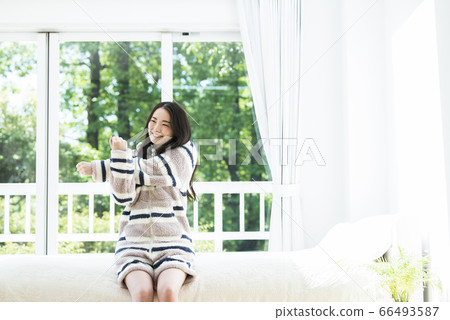 年輕女子醒來 年輕女子醒來 66493587
