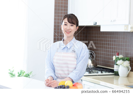 站在廚房裡一個女人的畫像 站在廚房裡一個女人的畫像 66494255