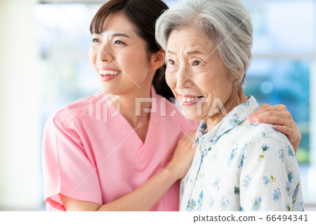 護理高級女醫院幫助護老者 66494341