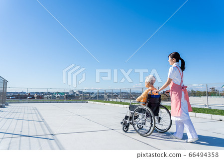 護理高級女醫院幫助護老者 66494358